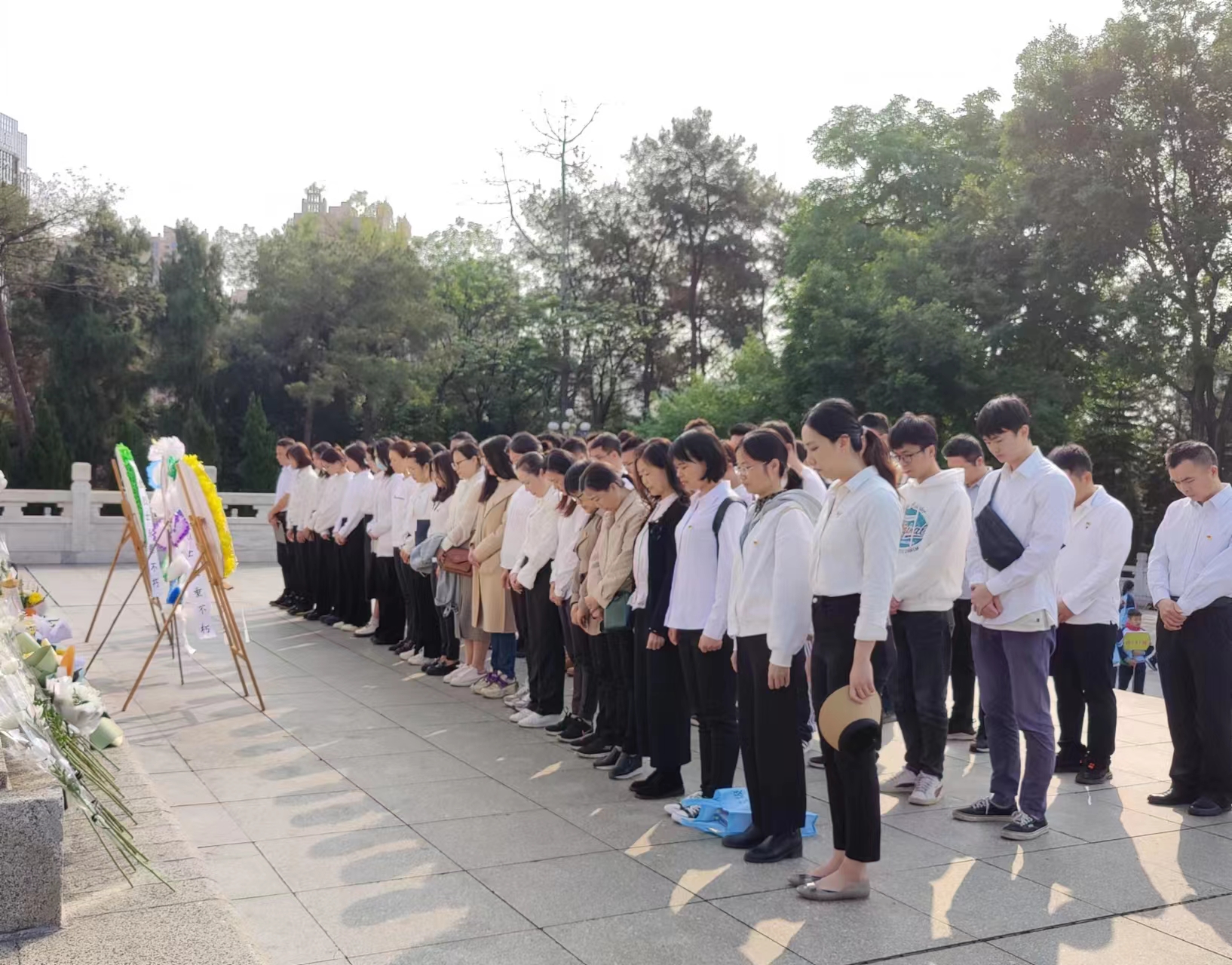 市排水公司黨總支、南寧建康環(huán)保公司黨支部開展“緬懷革命先烈，賡續(xù)紅色基因”聯(lián)合主題黨日活動